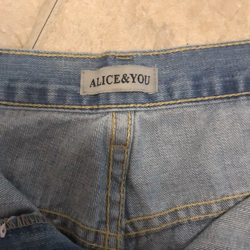 Alice & You
Distressed Denim Shorts
Size 24 - Picture 2 of 4